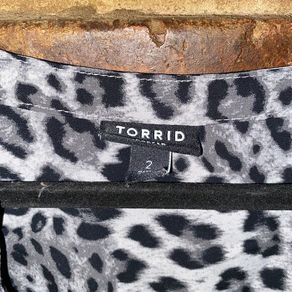 Torrid Gray Leopard Grey Harper Studio Crepe Flutter Blouse Women's Size 2/2X - Picture 5 of 9